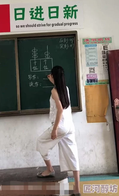 女教师被女同学调教成脚奴据说发生在贵族学校期末考后当事人均否认